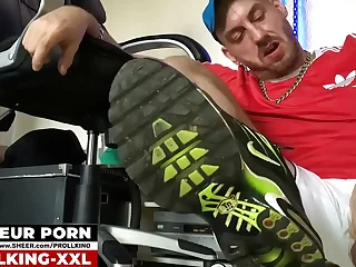 Sneaker fetyszysta masturbuje się monster cock w Berlinie