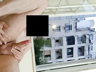 Daring hotel guest exposes himself to neighboring houses