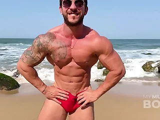 Muskularny pokaz Jamesa Santosa na plaży dla nudystów