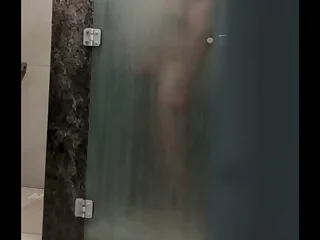 Instruktor fitness potajemnie masturbuje się w siłowni prysznic