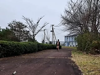 野外の露出主義：日本人の男が公園で彼のノーカットのコックを誇示する