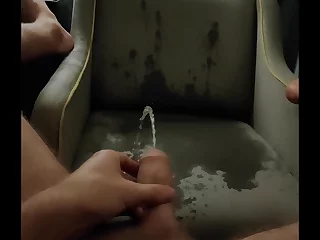 Travieso juego de orina en una habitación de hotel