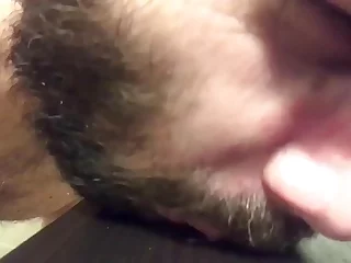 Pria gay dengan bersemangat menelan air mani setelah masturbasi yang intens