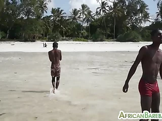 アフリカのゲイのカップルは情熱的な屋内セックスを楽しんでいます