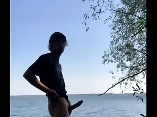 Soloboy menyenangkan dirinya sendiri di tepi air