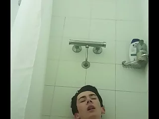 年轻的独奏青少年手淫在淋浴中