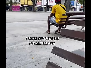 Amator czarny dziewczyna dostaje paid do jeść na zewnątrz przez Angielski facet w favela