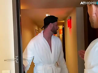 Wytatuowany top dominuje bandaż ubrany facet w pokoju hotelowym