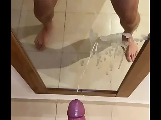 Pria muda masturbasi dan ejakulasi di cermin