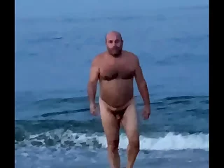Gay amador goza da liberdade de uma praia de nudismo