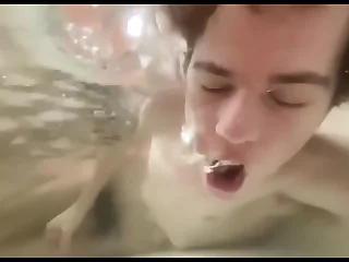 Gay bath time turns erotic with underwater climax