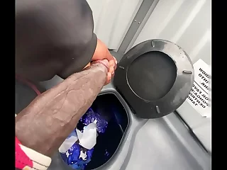Amador Britânico mostra seu grande galo negro em um portal WC