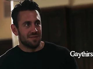 Gay gay muda akhirnya menemukan satu sama lain untuk seks yang penuh gairah