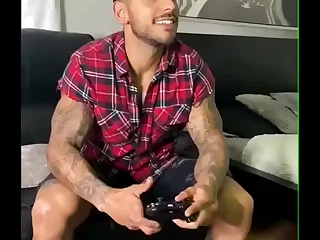 Um cara Latino musculoso com um pau grande no pornô gay