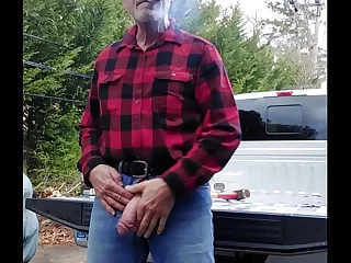Trucker được cứu trợ sau khi công việc lumberjack