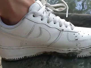 Jon Arteen fica sujo com o seu Nike Air Force One AF1s num vídeo de fetiche por pés de rapaz